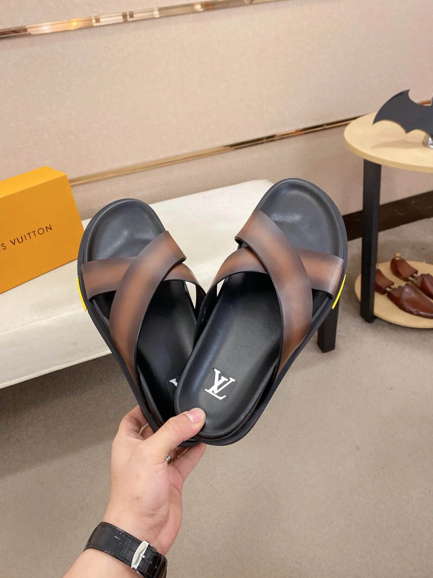 Factory price: 420💰Made by LV🔍Top purchasing agent. Men's spring and summer slippers are available at the same counter. The uppers are made of cowhide imported from Italy. High-quality craftsmanship, soles: original soles specially provided by the original factory, exclusive movable molded soles are super comfortable, original factory follow-up goods, 🔍🔍high quality, can be entered and exited the counter at will, welcome to compare, code number 38-44. Can be customized45